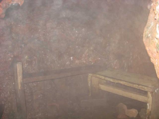 inside the smaller hot cave (Pahoa)